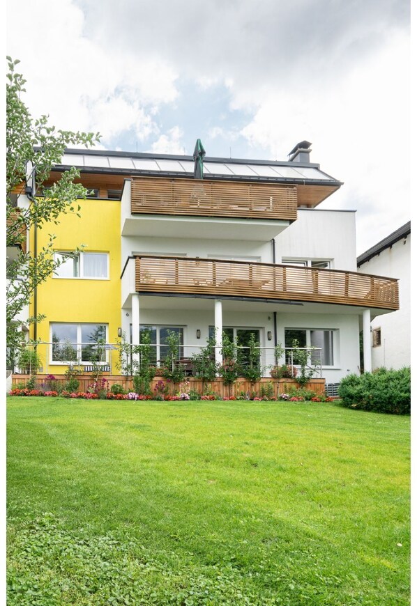 Pflanze, Himmel, Gebäude, Wolke, Eigentum, Baum, Haus, Fenster, Grundstueck, Gras