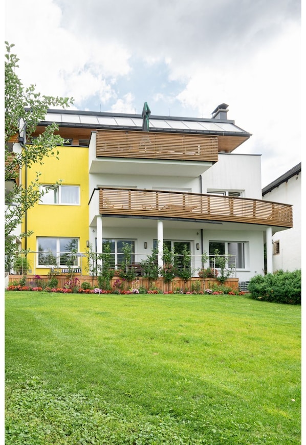 Pflanze, Himmel, Gebäude, Wolke, Eigentum, Baum, Haus, Fenster, Grundstueck, Gras