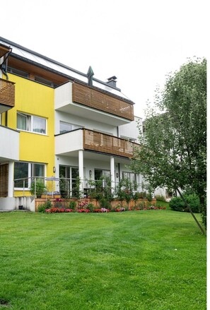 Pflanze, Gebäude, Himmel, Fenster, Baum, Hütte, Gras, Ländliches Gebiet, Haus, Freizeit