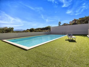 Wasser, Himmel, Wolke, Schwimmbad, Azurblau, Rechteck, Pflanze, Natürliche Landschaft, Gras, Gartenmöbel