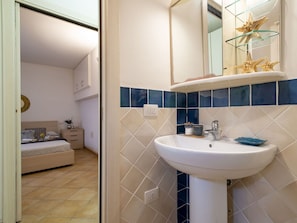 Tap, Mirror, Sink, Plumbing Fixture, Bathroom Sink, Property, Bathroom, Purple, Interior Design, Floor