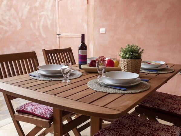 Table, Furniture, Tableware, Property, Plant, Dishware, Textile, Wood, Chair, Interior Design