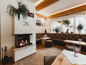 Pflanze, Tabelle, Zimmerpflanze, Interior Design, Holz, Wohnzimmer, Gebäude, Fussboden, Flooring, Couch