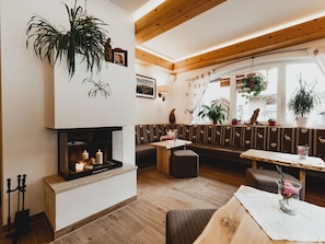 Pflanze, Tabelle, Zimmerpflanze, Interior Design, Holz, Wohnzimmer, Gebäude, Fussboden, Flooring, Couch