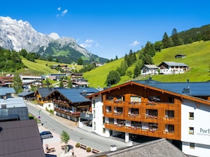 Himmel, Berg, Wolke, Eigentum, Gebäude, Natur, Baum, Hochland, Natürliche Landschaft, Gewässer