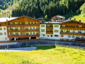 Building, Plant, Window, Natural Landscape, Tree, Land Lot, Grass, Leisure, Urban Design, Residential Area