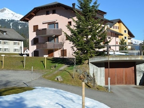 Building, Sky, Plant, Window, Tree, House, Urban Design, Land Lot, Neighbourhood, Condominium