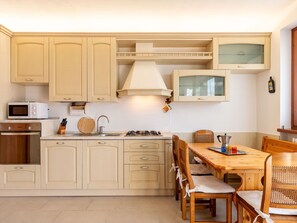 Cabinetry, Countertop, Möbel, Eigentum, Küche, Stuhl, Schublade, Herd, Holz, Interior Design