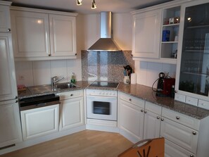 Cabinetry, Countertop, Weiss, Sinken, Spüle, Küche, Holz, Küchengerät, Herd, Interior Design