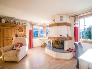 Holz, Couch, Zimmerpflanze, Pflanze, Cabinetry, Wohnzimmer, Gebäude, Flooring, Tabelle, Fussboden
