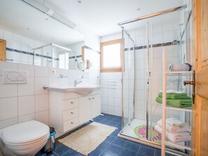 Spiegel, Armatur, Sinken, Badezimmerschrank, Zapfhahn, Interior Design, Badezimmer, Fussboden, Duschkopf, Haus