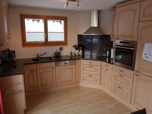 Braun, Countertop, Cabinetry, Eigentum, Möbel, Sinken, Spüle, Fenster, Küche, Schublade