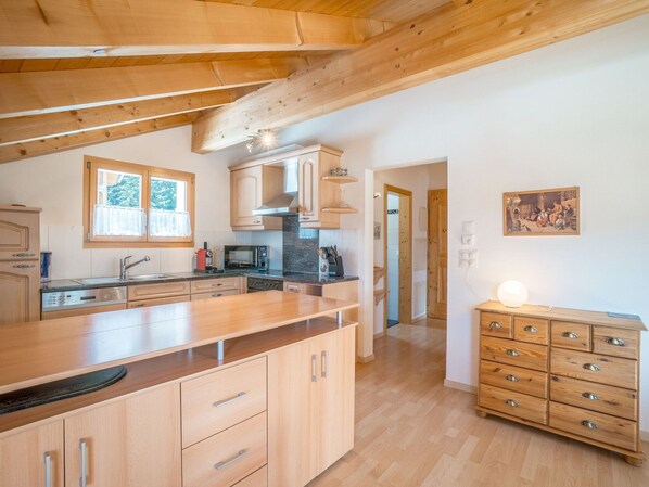 Cabinetry, Möbel, Eigentum, Countertop, Sinken, Spüle, Schublade, Holz, Kommode, Gebäude