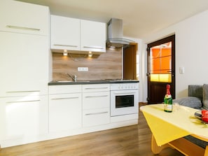 Cabinetry, Meubles, Comptoir, Bâtiment, Cuisinière, Cuisine, Tiroir, Bois, Chaise, Appareil De Cuisine