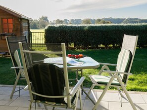 Plante, Meubles, Ciel, Table, Chaise, Bâtiment, Ombre, Tableau De Plein Air, Nuage, Mobilier De Jardin