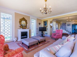 Eigentum, Möbel, Couch, Bilderrahmen, Dekoration, Gebäude, Interior Design, Holz, Wohnzimmer, Fussboden