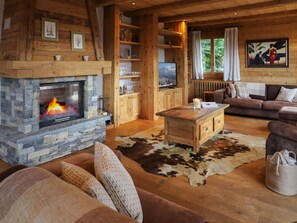 Property, Furniture, Couch, Table, Wood, Living Room, Interior Design, Floor, Flooring, Building