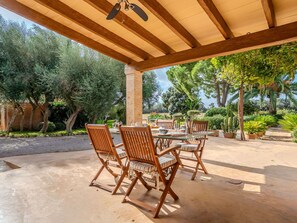 Pflanze, Eigentum, Möbel, Stuhl, Holz, Schatten, Gartenmöbel, Interior Design, Baum, Veranda