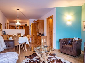 Möbel, Eigentum, Tabelle, Bilderrahmen, Dekoration, Azurblau, Gebäude, Holz, Beleuchtung, Wohnzimmer