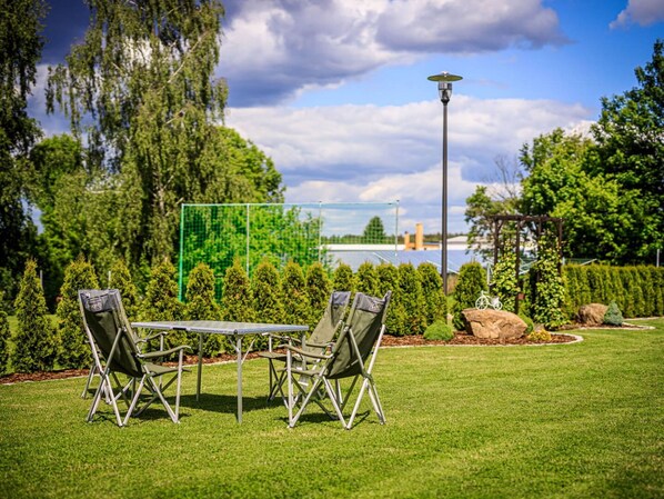 Nuage, Ciel, Plante, Paysage Naturel, Éclairage Public, Ombre, Mobilier De Jardin, Arbre, Lot Terre, Herbe