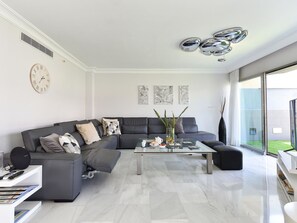 Meubles, Design Intérieur, Sol, Sol, Canapé, Bois, Salon, Plafond, Pièce, Domicile