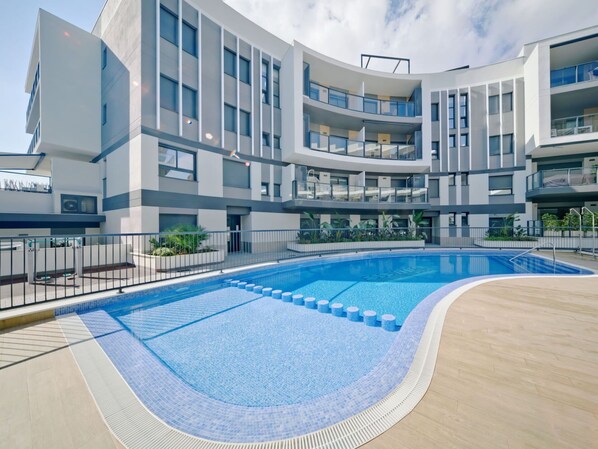 Building, Water, Sky, Daytime, Property, Plant, Blue, Azure, Window, Architecture