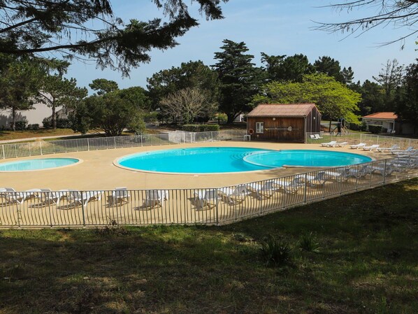 Water, Property, Plant, Swimming Pool, Tree, Shade, Sky, House, Grass, Leisure