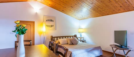 Möbel, Gebäude, Pflanze, Eigentum, Tabelle, Komfort, Beleuchtung, Holz, Zimmerpflanze, Interior Design