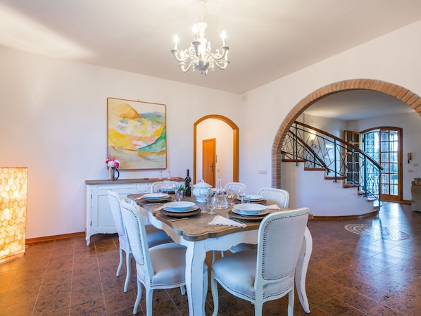 Table, Meubles, Propriété, Chaise, Bleu Azur, Bois, Éclairage, Design Intérieur, Table Cuisine Et Salle A Manger, Sol