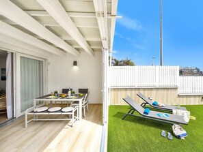 Eigentum, Gebäude, Himmel, Holz, Gartenmöbel, Schatten, Fenster, Wolke, Interior Design, Flooring