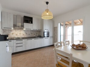 Cabinetry, Möbel, Countertop, Sinken, Holz, Fenster, Interior Design, Küche, Tabelle, Gebäude