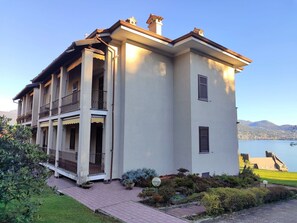 Pflanze, Himmel, Eigentum, Gebäude, Fenster, Haus, Grundstueck, Hütte, Tür, Grundeigentum