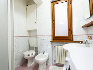Mirror, Plumbing Fixture, Property, Tap, Bathroom Sink, Sink, White, Bathroom, Building, Purple