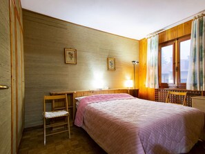 Furniture, Comfort, Building, Wood, Textile, Lighting, Interior Design, Bed, Floor