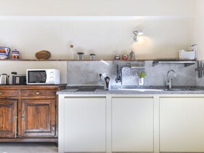 Evier, Cabinetry, Comptoir, Évier, Appareil De Cuisine, Cuisinière, Électroménager, Cuisine, Design Intérieur, Éclairage