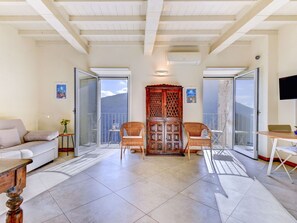 Möbel, Eigentum, Tabelle, Holz, Interior Design, Beleuchtung, Stuhl, Bilderrahmen, Tür, Flooring