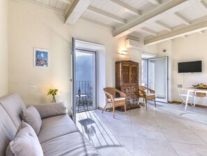 Möbel, Eigentum, Bilderrahmen, Zimmerpflanze, Interior Design, Holz, Flooring, Fussboden, Wohnzimmer, Stuhl