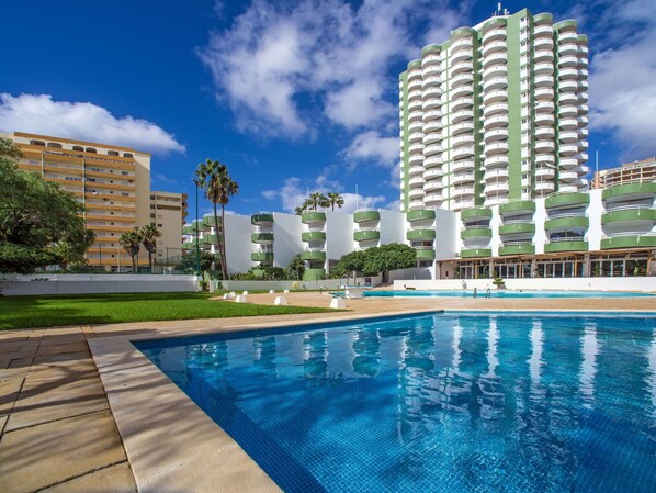 Cloud, Water, Sky, Plant, Property, Daytime, Building, Swimming Pool, Azure, Tree