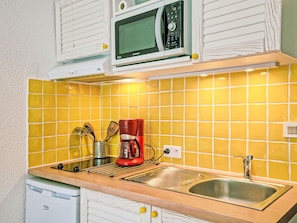 Evier, Cabinetry, Robinet, Évier, Comptoir, Propriété, Luminaire Plomberie, Vert, Cuisine, Design Intérieur