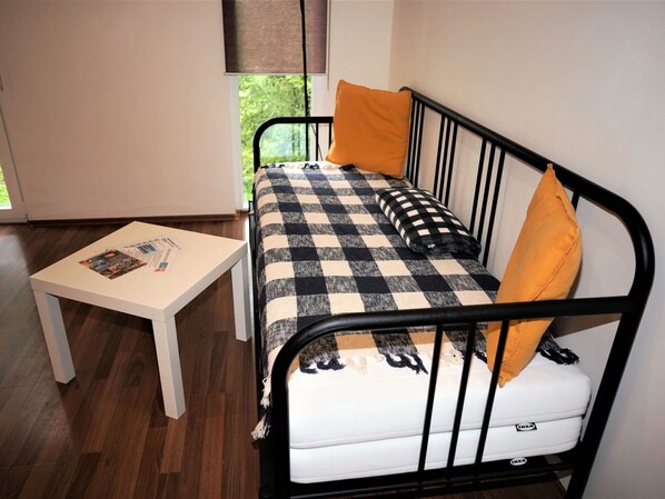 Mobilia, Proprietà, Tavolo, Comfort, Legna, Interior Design, Rettangolo, Pavimentazione, Pavimento, Sedia