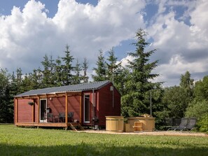 Wolke, Himmel, Pflanze, Gebäude, Natürliche Landschaft, Haus, Baum, Holz, Hütte, Abstellgleis