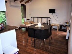 Tabelle, Möbel, Gebäude, Pflanze, Holz, Stuhl, Die Architektur, Fussboden, Flooring, Wohnzimmer