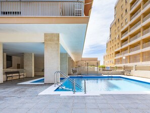 Wasser, Eigentum, Gebäude, Azurblau, Himmel, Schwimmbad, Pflanze, Fenster, Urban Design, Schatten