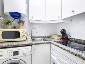 Cabinetry, Countertop, Eigentum, Weiss, Herd, Küche, Pflanze, Blumentopf, Cooktop, Haushaltsgerät