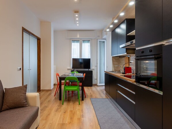 Cabinetry, Möbel, Countertop, Gebäude, Couch, Schublade, Holz, Beleuchtung, Interior Design, Stuhl