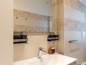Zapfhahn, Sinken, Armatur, Countertop, Bad Sink, Holz, Interior Design, Fussboden, Badezimmer, Cabinetry