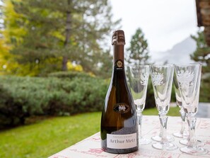 Wolke, Himmel, Geschirr, Tabelle, Eigentum, Möbel, Berg, Essen, Dishware, Drinkware