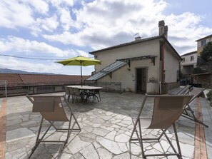 Nuage, Ciel, Meubles, Table, Bâtiment, Chaise, Ombre, Bois, Mobilier De Jardin, Architecture