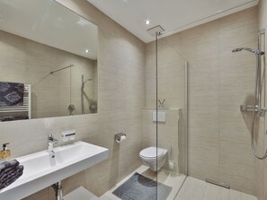 Mirror, Plumbing Fixture, Property, Sink, Shower Head, Bathroom, Shower, Tap, Interior Design, Shower Bar