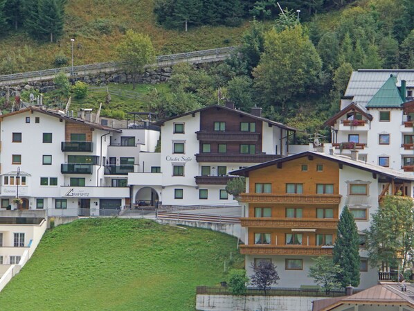 Building, Property, Window, Plant, Tree, Urban Design, House, Land Lot, Architecture, Neighbourhood